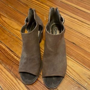 Size 9.5 Carlos shoe